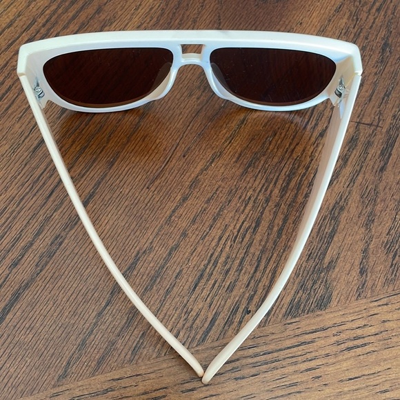 Stylish Cream Aviator Sunglasses - Picture 2 of 4